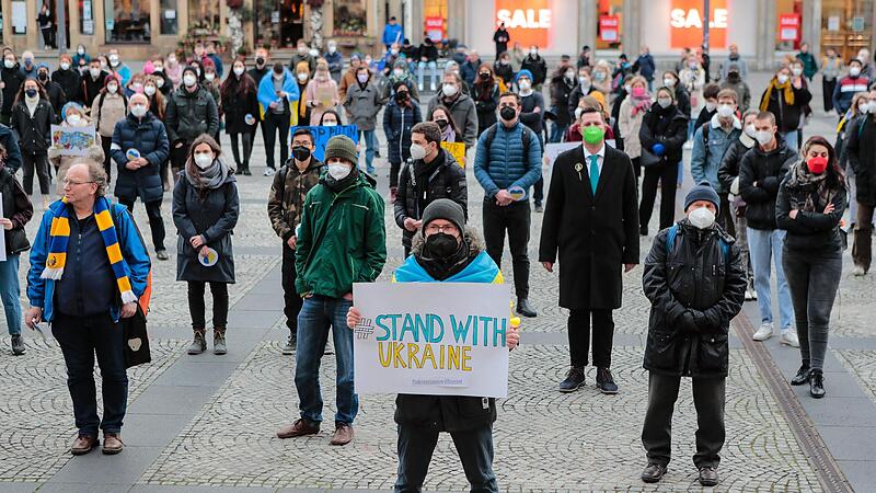 Hunderte Demonstranten protestierten am Donnerstagabend auf dem Maxplatz gegen den Angriff Russlands – sie  zeigten sich solidarisch mit der Ukraine.