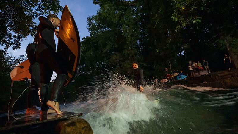 Surfer bei Nacht auf dem Eisbach
