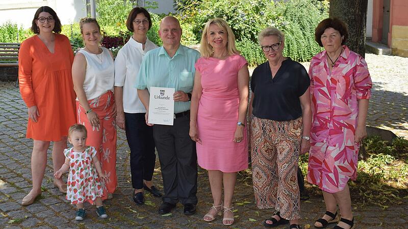 Landr&auml;tin Tamara Bischof &uuml;berreichte Klaus Leckel und einigen seiner Mitstreiterinnen und Mitstreitern des Helferkreises Fl&uuml;chtlingshilfe Mainschleife den Integrationspreis des Landkreises Kitzingen.