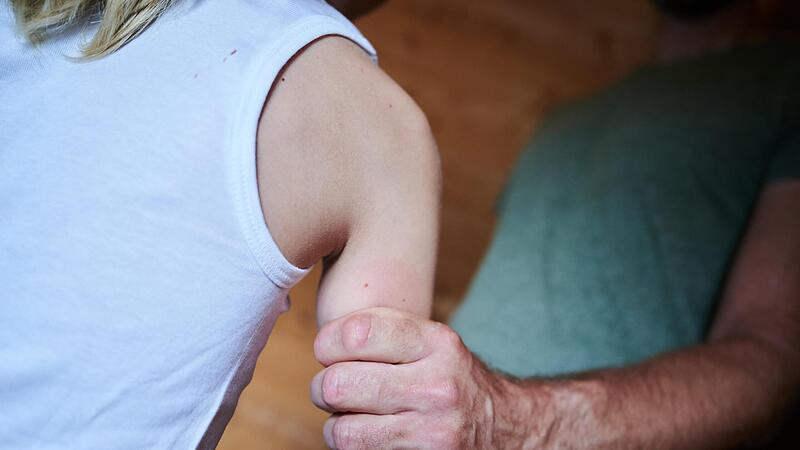 Ein Mann aus Bad Brückenau steht derzeit vor Gericht: Er soll vor rund 30 Jahren seine Nichte sexuell missbraucht haben. Die heute 36-Jährige Frau aus Sinntal hat am ersten Prozesstag unter Tränen ausgesagt. Ein Mann aus Bad Brückenau steht derzeit vor Gericht: Er soll vor rund 30 Jahren seine Nichte sexuell missbraucht haben. Die heute 36-Jährige Frau aus Sinntal hat am ersten Prozesstag unter Tränen ausgesagt.