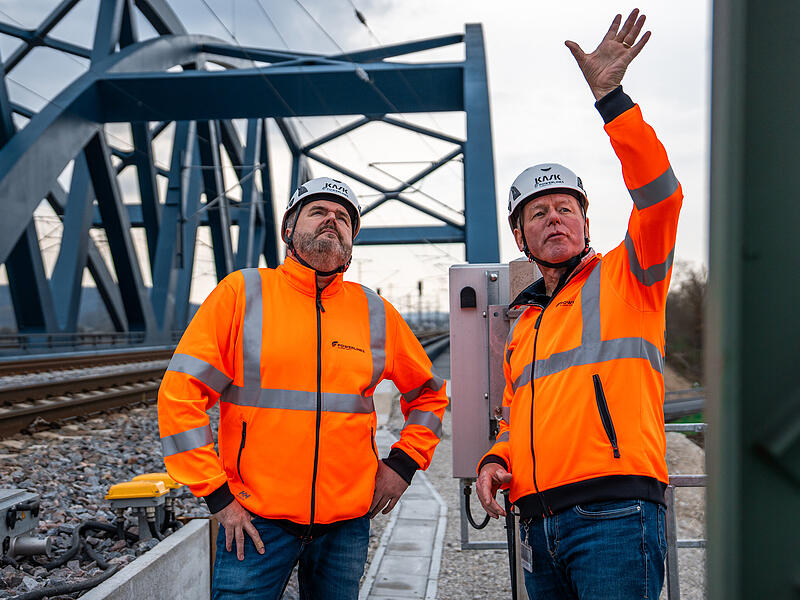 Beinahe alle Z&uuml;ge in der Region fahren bereits unter Strom: Die Oberleitungen daf&uuml;r stammen nicht selten aus Forchheim. Die Firma SPL Powerlines Germany GmbH der beiden Gesch&auml;ftsf&uuml;hrer Alexander Wiener (links) und Ralf Hickethier plant und steuert von Forchheim aus Projekte in ganz Deutschland.