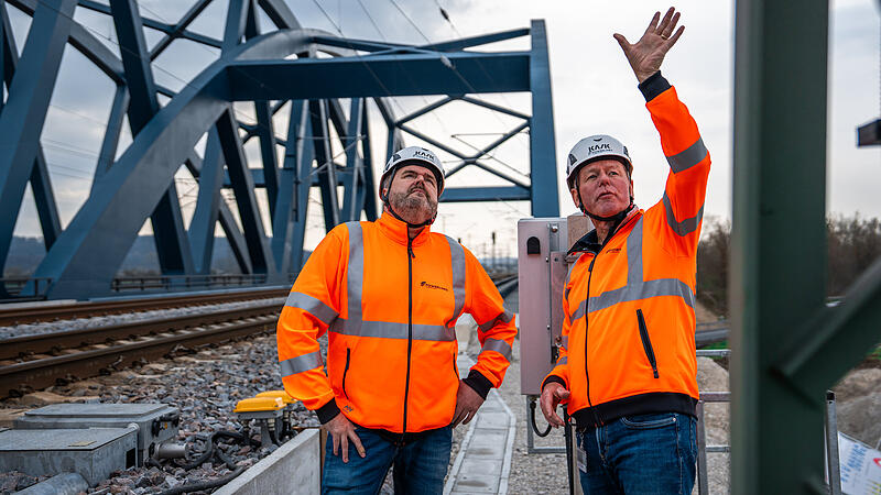 Beinahe alle Z&uuml;ge in der Region fahren bereits unter Strom: Die Oberleitungen daf&uuml;r stammen nicht selten aus Forchheim. Die Firma SPL Powerlines Germany GmbH der beiden Gesch&auml;ftsf&uuml;hrer Alexander Wiener (links) und Ralf Hickethier plant und steuert von Forchheim aus Projekte in ganz Deutschland.
