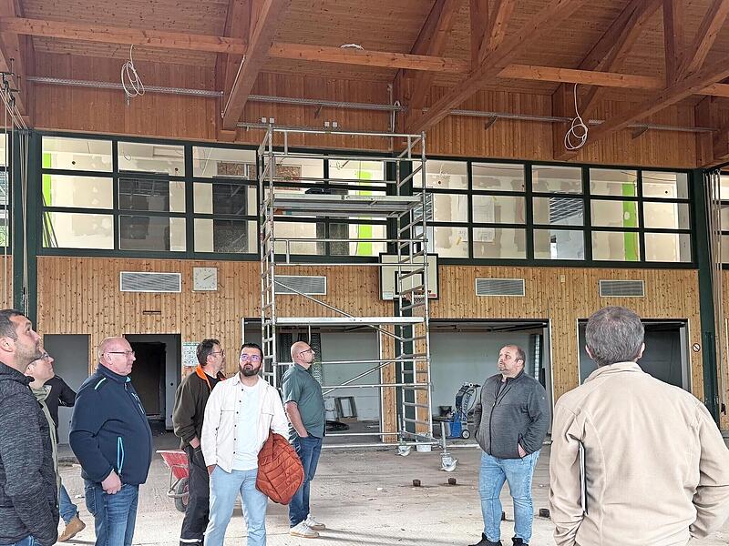 Die Gemeinder&auml;te besichtigten die Baustelle.