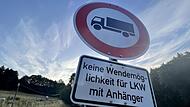 Ein neues Schild bei Eckartsroth sorgt für Verwirrung, ob Lkws die Strecke überhaupt noch nutzen dürfen.