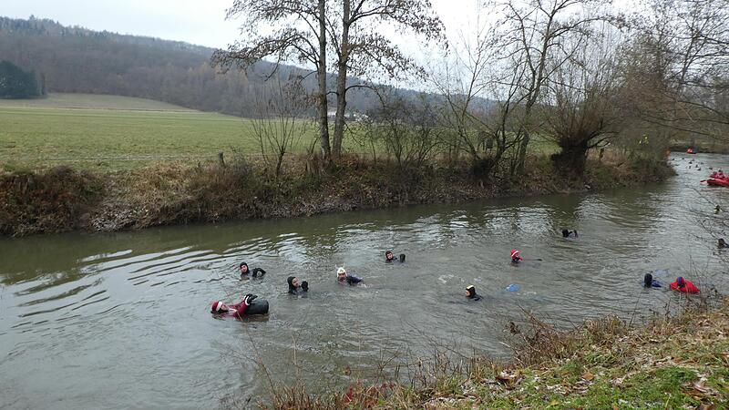 Nur vier Grad hatte das Wasser der Saale am vergangenen Wochenende. Nur vier Grad hatte das Wasser der Saale am vergangenen Wochenende.