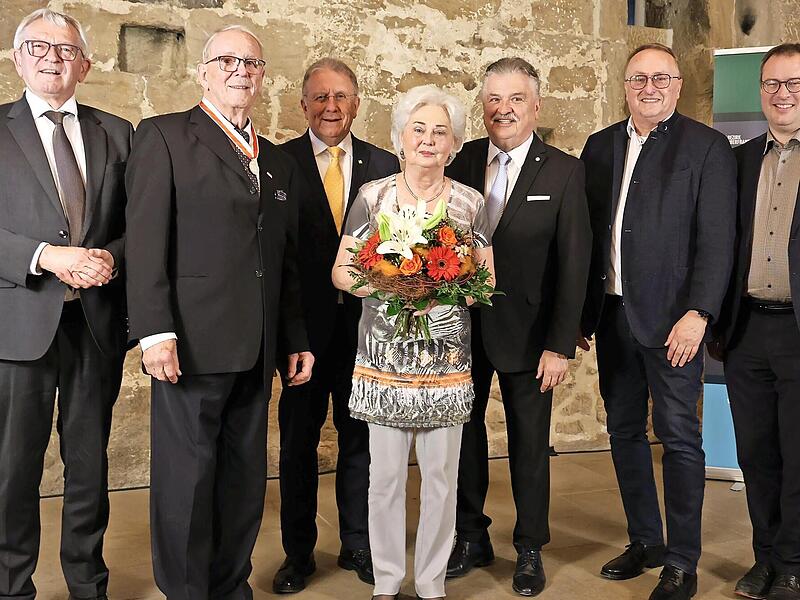 Die Ehrung fand in Thurnau statt (v.&nbsp;l.): der weitere Bezirkstagsvizepr&auml;sident Johann Kalb, Richard G&uuml;gel, Bezirkstagspr&auml;sident Henry Schramm, Gisela G&uuml;gel, Bezirkstagsvizepr&auml;sident Klaus Peter S&ouml;llner, Bezirksrat Manfred H&uuml;mmer und Regierungspr&auml;s...