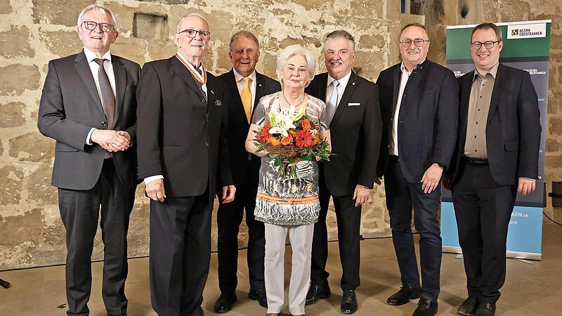 Die Ehrung fand in Thurnau statt (v. l.): der weitere Bezirkstagsvizepräsident Johann Kalb, Richard Gügel, Bezirkstagspräsident Henry Schramm, Gisela Gügel, Bezirkstagsvizepräsident Klaus Peter Söllner, Bezirksrat Manfred Hümmer und Regierungspräs... Die Ehrung fand in Thurnau statt (v. l.): der weitere Bezirkstagsvizepräsident Johann Kalb, Richard Gügel, Bezirkstagspräsident Henry Schramm, Gisela Gügel, Bezirkstagsvizepräsident Klaus Peter Söllner, Bezirksrat Manfred Hümmer und Regierungspräs...