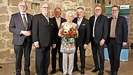 Die Ehrung fand in Thurnau statt (v.&nbsp;l.): der weitere Bezirkstagsvizepr&auml;sident Johann Kalb, Richard G&uuml;gel, Bezirkstagspr&auml;sident Henry Schramm, Gisela G&uuml;gel, Bezirkstagsvizepr&auml;sident Klaus Peter S&ouml;llner, Bezirksrat Manfred H&uuml;mmer und Regierungspr&auml;s...
