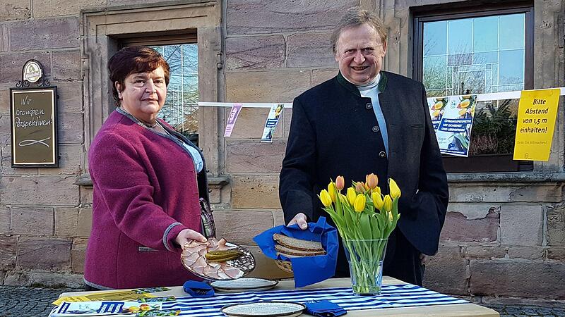 Werner und Edeltraud Glaser warten auf Lockerungen und auf Gäste. Der Tisch war beim bayernweiten Protesttag gestern schon mal gedeckt.