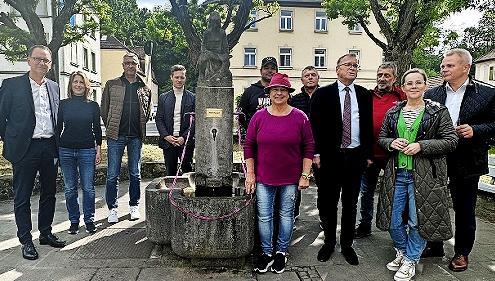 Bei der Brunnensanierung samt Einweihungszeremonie hatte Stadträtin Daniela Reinfelder den Hut auf. Neben ihr steht Oberbürgermeister Andreas Starke und mit im Bild sind weitere Projektbeteiligte. Bei der Brunnensanierung samt Einweihungszeremonie hatte Stadträtin Daniela Reinfelder den Hut auf. Neben ihr steht Oberbürgermeister Andreas Starke und mit im Bild sind weitere Projektbeteiligte.