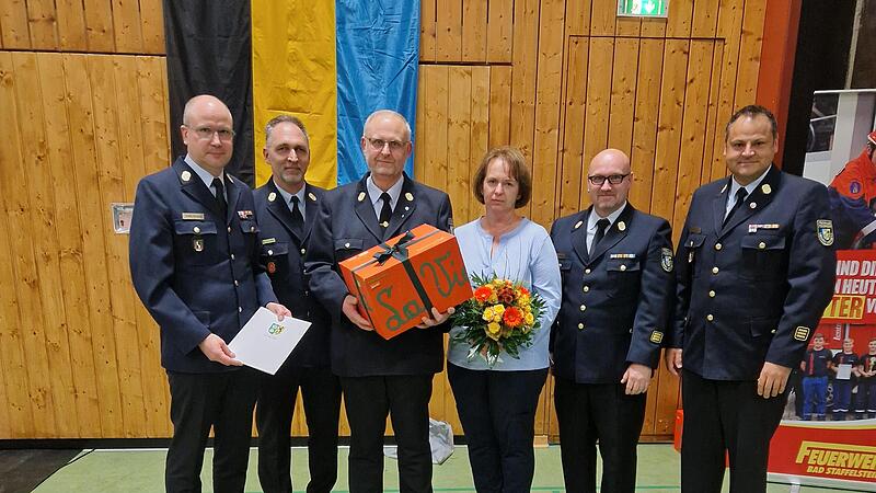Siegfried Hammrich aus Püchitz (links, mit Ehefrau Silke, sowie Mitgliedern der Kreisbrandinspektion) wurde zum Ehrenkreisbrandinspektor ernannt.