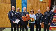 Siegfried Hammrich aus Püchitz (links, mit Ehefrau Silke, sowie Mitgliedern der Kreisbrandinspektion) wurde zum Ehrenkreisbrandinspektor ernannt.