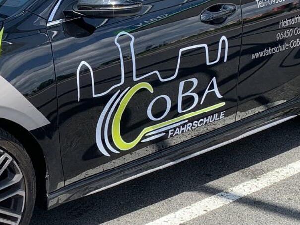 Von der Flugschule zur Fahrschule &ndash; hier: das Logo der Coburger Fahrschule CoBa