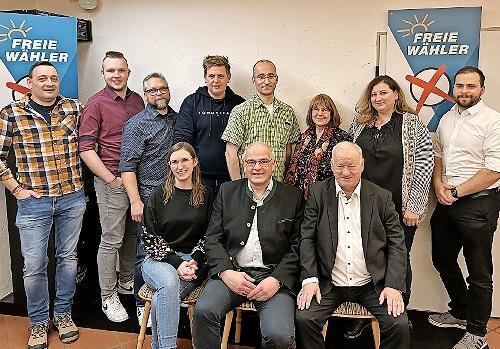 Die Kandidaten der Freien W&auml;hler in Hiltpoltstein mit Landratskandidat Hanng&ouml;rg Zimmermann (Mitte vorn) und links und rechts den beiden Kreistagskandidaten Cathrin Trautner und Rudolf Braun.