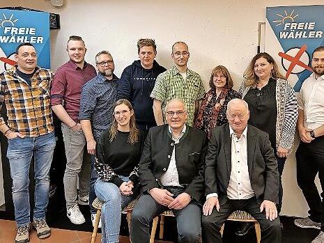 Die Kandidaten der Freien W&auml;hler in Hiltpoltstein mit Landratskandidat Hanng&ouml;rg Zimmermann (Mitte vorn) und links und rechts den beiden Kreistagskandidaten Cathrin Trautner und Rudolf Braun.