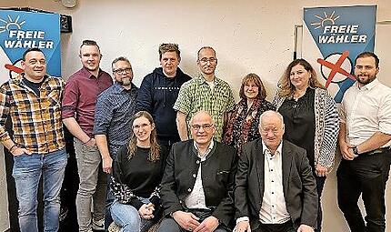 Die Kandidaten der Freien W&auml;hler in Hiltpoltstein mit Landratskandidat Hanng&ouml;rg Zimmermann (Mitte vorn) und links und rechts den beiden Kreistagskandidaten Cathrin Trautner und Rudolf Braun.