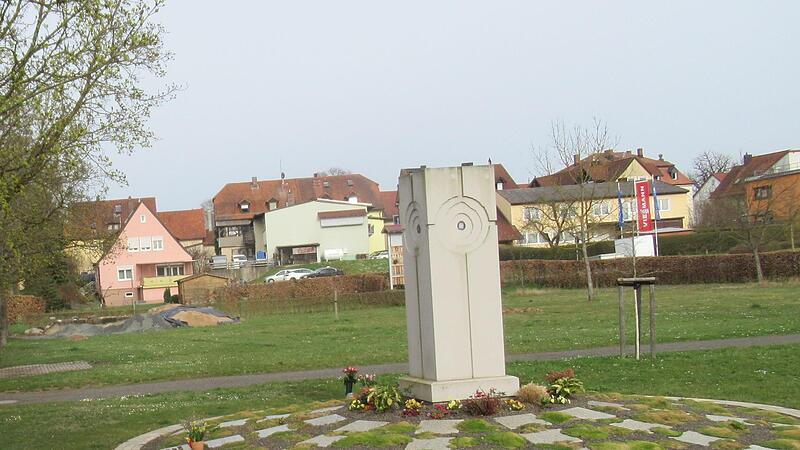 In der Nähe des Urnengrabplatzes des Friedhofs Ebern: Diese Grünfläche soll in einen Auto-Parkplatz umgewandelt werden. Beim Bund Naturschutz ist man aus zweierlei Gründen dagegen. In der Nähe des Urnengrabplatzes des Friedhofs Ebern: Diese Grünfläche soll in einen Auto-Parkplatz umgewandelt werden. Beim Bund Naturschutz ist man aus zweierlei Gründen dagegen.