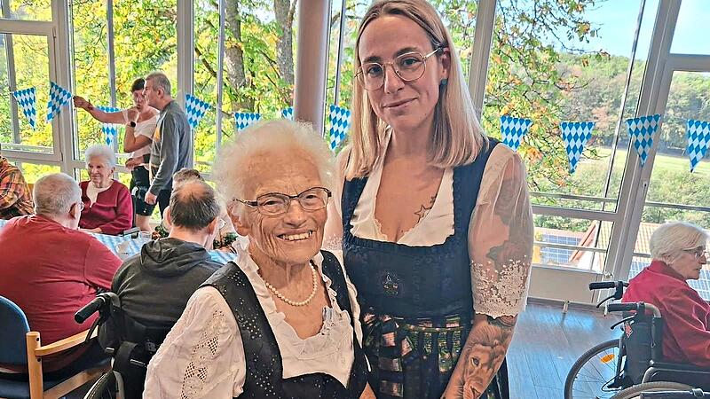 Bewohnerin mit einer Mitarbeiterin der AWO bei einem gemeinsamen Moment.Lisa Böhme Bewohnerin mit einer Mitarbeiterin der AWO bei einem gemeinsamen Moment.Lisa Böhme