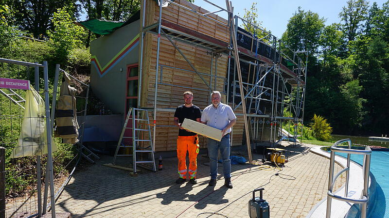 Bürgermeister Marc Benker und Badleiter Rene Klatt kürzlich beim Technikgebäude, an dem die Bauarbeiten jetzt abgeschlossen sind. Sie hoffen auf schönes Wetter und viele Besucher. Bürgermeister Marc Benker und Badleiter Rene Klatt kürzlich beim Technikgebäude, an dem die Bauarbeiten jetzt abgeschlossen sind. Sie hoffen auf schönes Wetter und viele Besucher.