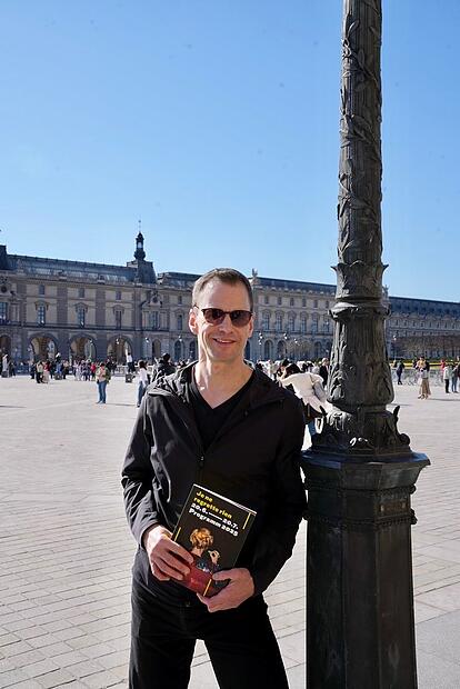 Alexander Steinbeis am Louvre in der Pariser Innenstadt