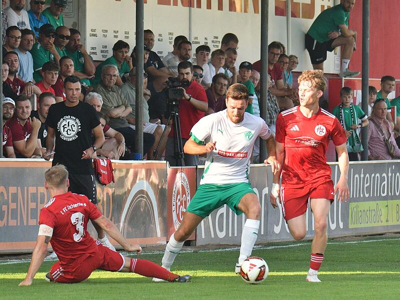 Der TSV Neudrossenfeld um Mikel Seiter (am Ball) feierte mit einem 2:1-Ausw&auml;rtserfolg gegen den FC Lichtenfels den Einzug ins Achtelfinale.