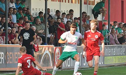 Der TSV Neudrossenfeld um Mikel Seiter (am Ball) feierte mit einem 2:1-Ausw&auml;rtserfolg gegen den FC Lichtenfels den Einzug ins Achtelfinale.