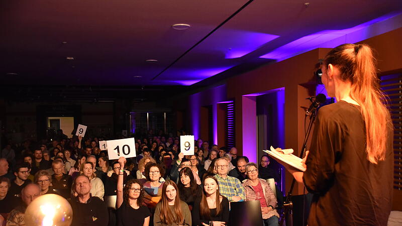 Die Publikumsjury entschied, welche Poeten ins Finale einziehen sollten, Moderatorin Monchen zählte die Punkte.
