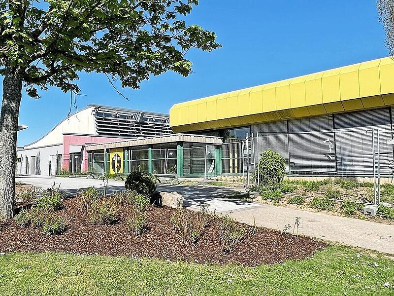 Blick auf die beiden Sanierungsprojekte &bdquo;Hallenbad Welle&ldquo; (Mitte) und die Dreifachturnhalle (rechts), das derzeit das gr&ouml;&szlig;te Bauprojekt darstellt.