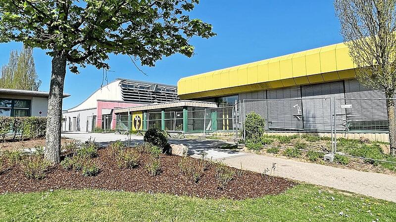 Blick auf die beiden Sanierungsprojekte &bdquo;Hallenbad Welle&ldquo; (Mitte) und die Dreifachturnhalle (rechts), das derzeit das gr&ouml;&szlig;te Bauprojekt darstellt.