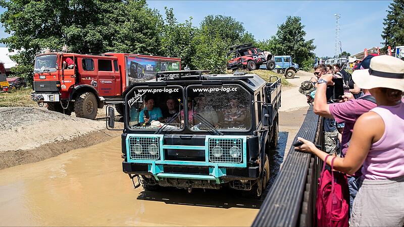 Tausende Besucher str&ouml;mten bei sommerlichen Temperaturen an den vier Messetagen zur Abenteuer und Allrad Offroad-Messe in Bad Kissingen.