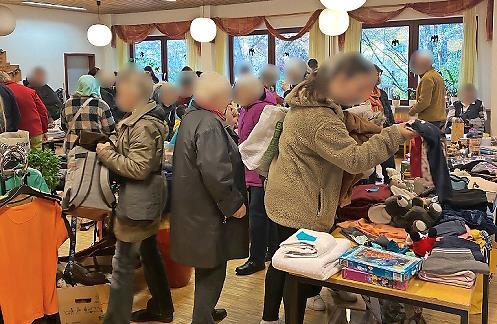 Auf dem Herbstgeschenke-Basar im Mehrgenerationenhaus Forchheim tauschten viele Gegenstände ihren Besitzer.