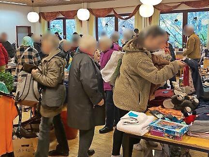 Auf dem Herbstgeschenke-Basar im Mehrgenerationenhaus Forchheim tauschten viele Gegenstände ihren Besitzer.