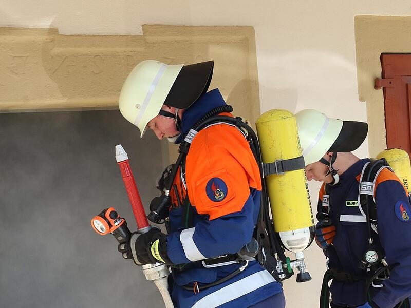 Der angenommene Brand im Beatschuppen in Autenhausen wurde schnell gelöscht, die vermissten Personen gesucht und gefunden.