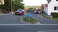 Die Einmündung an der Oberthulbaer Straße in die Mauerackerstraße in Elfershausen und zu schnelles Fahren waren erneut Kritikpunkt der Anwohner. Die Situation wird nochmals mit Geschwindigkeitsmessungen beobachtet.