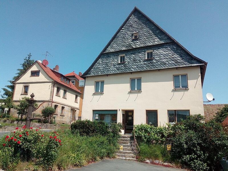 Dieses Geb&auml;ude soll einer Stra&szlig;e weichen. Dagegen klagt nun das Denkmalnetz Bayern zusammen mit der Deutschen Stiftung Denkmalschutz.