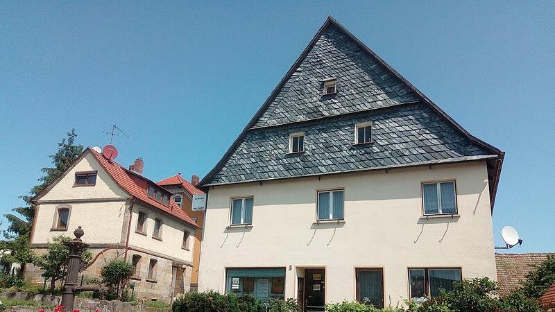 Dieses Geb&auml;ude soll einer Stra&szlig;e weichen. Dagegen klagt nun das Denkmalnetz Bayern zusammen mit der Deutschen Stiftung Denkmalschutz.