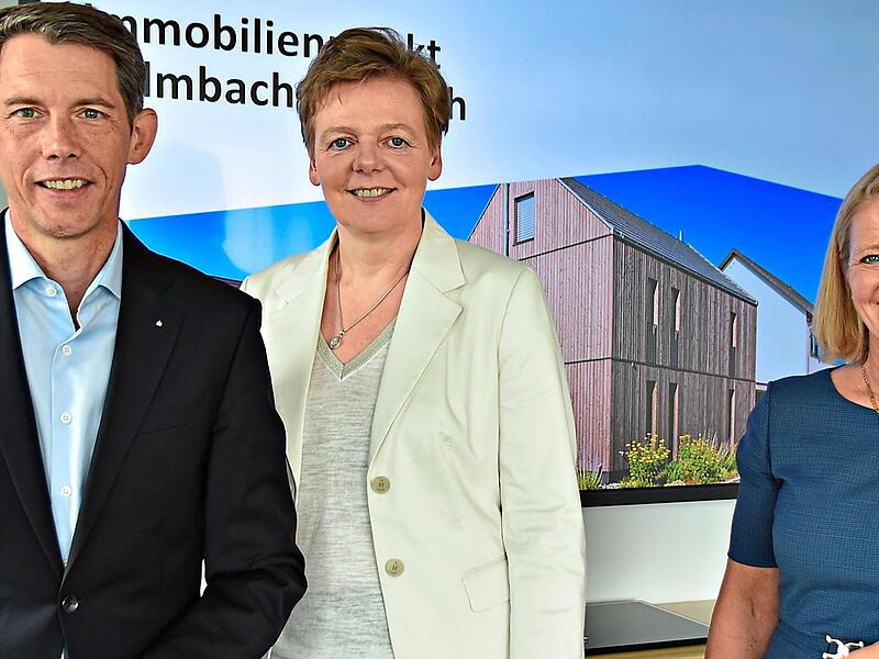 Vorstandsvorsitzender Steffen Potstada, Marion Mai (LBS Süd) und Vorstandsmitglied Sandra Wehrend informierten über den Immobilienmarkt in der Region.Uschi Prawitz Vorstandsvorsitzender Steffen Potstada, Marion Mai (LBS Süd) und Vorstandsmitglied Sandra Wehrend informierten über den Immobilienmarkt in der Region.Uschi Prawitz