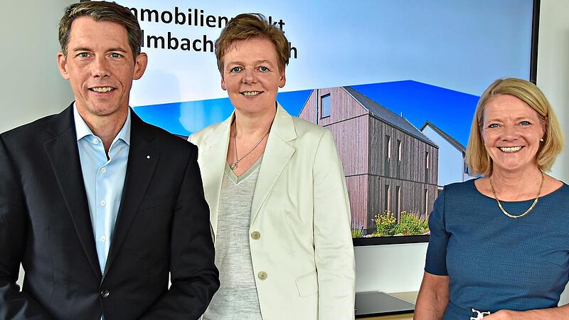 Vorstandsvorsitzender Steffen Potstada, Marion Mai (LBS S&uuml;d) und Vorstandsmitglied Sandra Wehrend informierten &uuml;ber den Immobilienmarkt in der Region.Uschi Prawitz