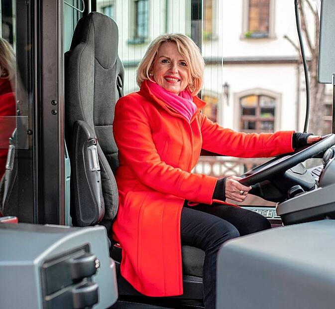 Fahrt Busse und Bahn, fahrt Busse und Bahn... Was Landrätin Tamara Bischof wohl von der ÖPNV-Netz-Werbung hält? Fahrt Busse und Bahn, fahrt Busse und Bahn... Was Landrätin Tamara Bischof wohl von der ÖPNV-Netz-Werbung hält?