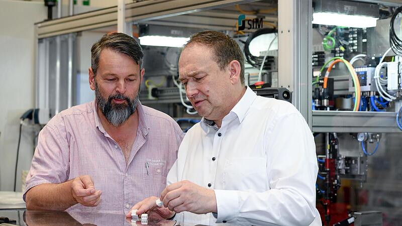 Wieland trotzt der Baukonjunktur, wird aber ab September  kurz arbeiten. Anders als 2019 sei die Ursache diesmal nicht struktureller Art, sondern der Flaute am Bau geschuldet, erkl&auml;rt der technische Gesch&auml;ftsf&uuml;hrer B&ouml;rne Rensing (r). Links Produkt...