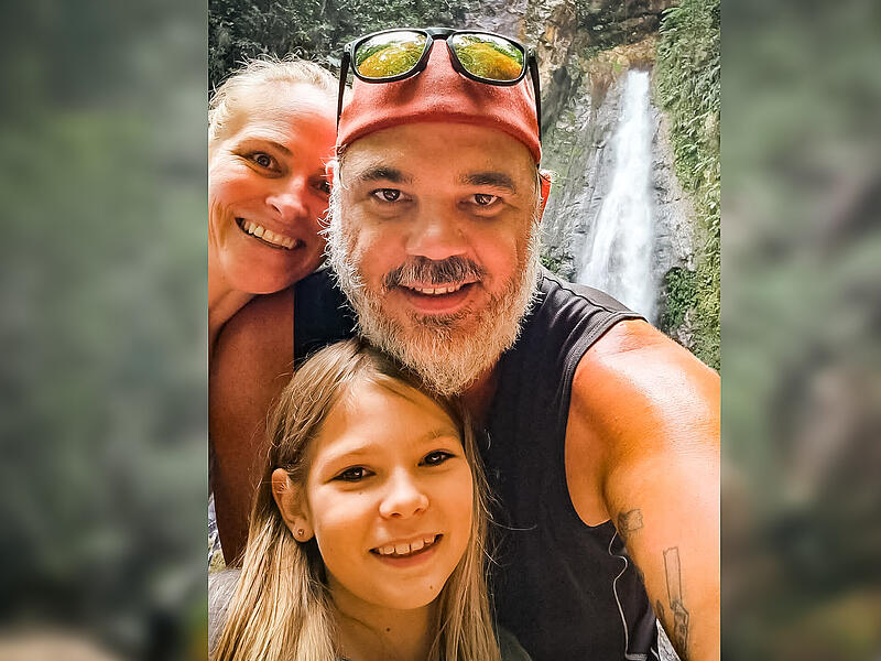 Die Coburger Familie H&ouml;hn ist Ende 2024 in die Karibik ausgewandert. Hier stehen Silke, Stefan und Tochter Valentina vor einem der vielen Wasserf&auml;lle, die es auf der Insel Dominica gibt.