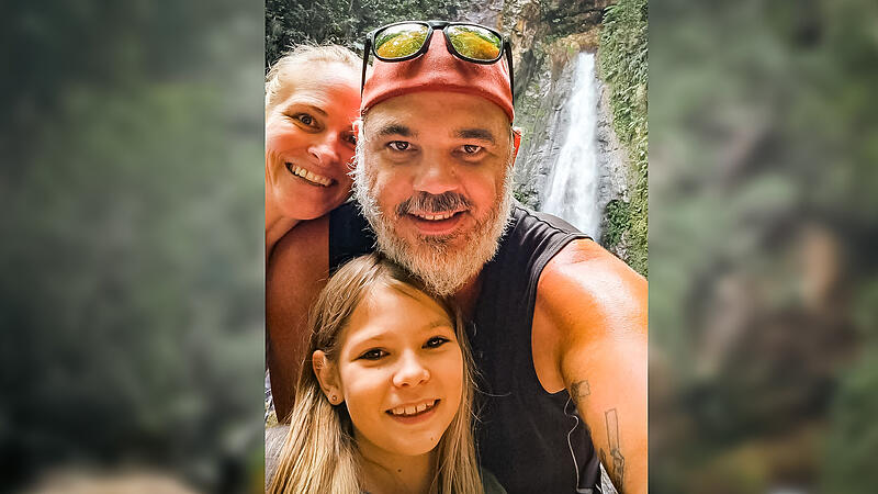 Die Coburger Familie H&ouml;hn ist Ende 2024 in die Karibik ausgewandert. Hier stehen Silke, Stefan und Tochter Valentina vor einem der vielen Wasserf&auml;lle, die es auf der Insel Dominica gibt.