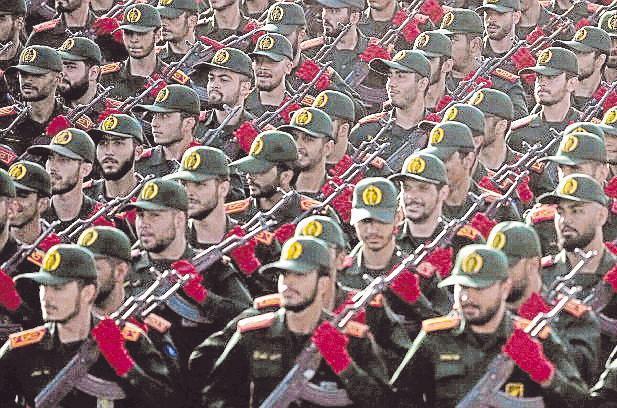 Die Revolutionsgarden sind die Elitestreitkräfte des Iran und direkt Ajatollah Ali Chamenei unterstellt. Die Revolutionsgarden sind die Elitestreitkräfte des Iran und direkt Ajatollah Ali Chamenei unterstellt.