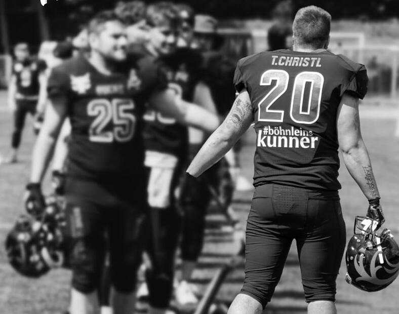 Die Bamberg Bucks trauern um ihren verstorbenen Spieler Tobias Christl (r.).