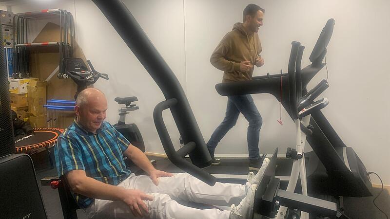 Die TSV-Vorsitzenden G&uuml;nter Scheuring (links) und Johannes Wolf testen die neuen Ger&auml;te im Fitnessraum. Der steht nun allen Mitgliedern offen, auch den passiven.