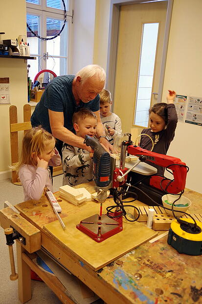 Zertifizierung Haus für Kinder Ludwigsstadt Reinhard Ziener führt eine Bohrmaschine vor.