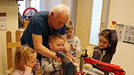 Zertifizierung Haus für Kinder Ludwigsstadt Reinhard Ziener führt eine Bohrmaschine vor.