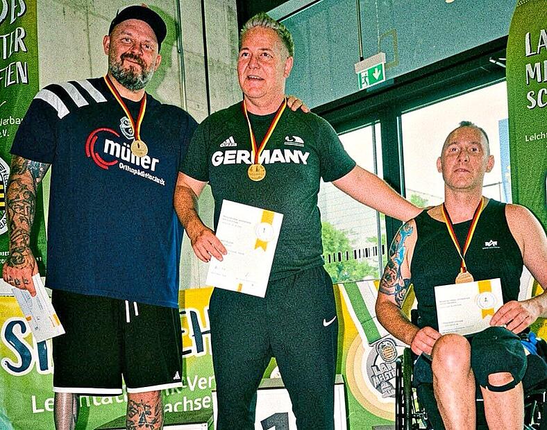 So sehen Sieger aus: Der Niederndorfer Kugelstoßer Andreas Gröbner (li.) bei der Siegerehrung.Andreas Gröbner So sehen Sieger aus: Der Niederndorfer Kugelstoßer Andreas Gröbner (li.) bei der Siegerehrung.Andreas Gröbner