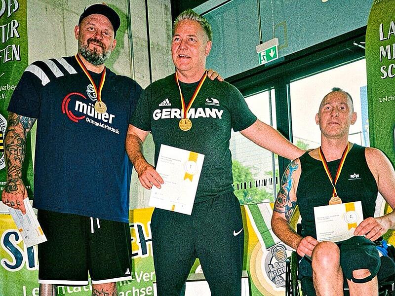 So sehen Sieger aus: Der Niederndorfer Kugelsto&szlig;er Andreas Gr&ouml;bner (li.) bei der Siegerehrung.Andreas Gr&ouml;bner