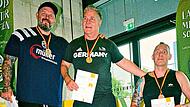 So sehen Sieger aus: Der Niederndorfer Kugelsto&szlig;er Andreas Gr&ouml;bner (li.) bei der Siegerehrung.Andreas Gr&ouml;bner